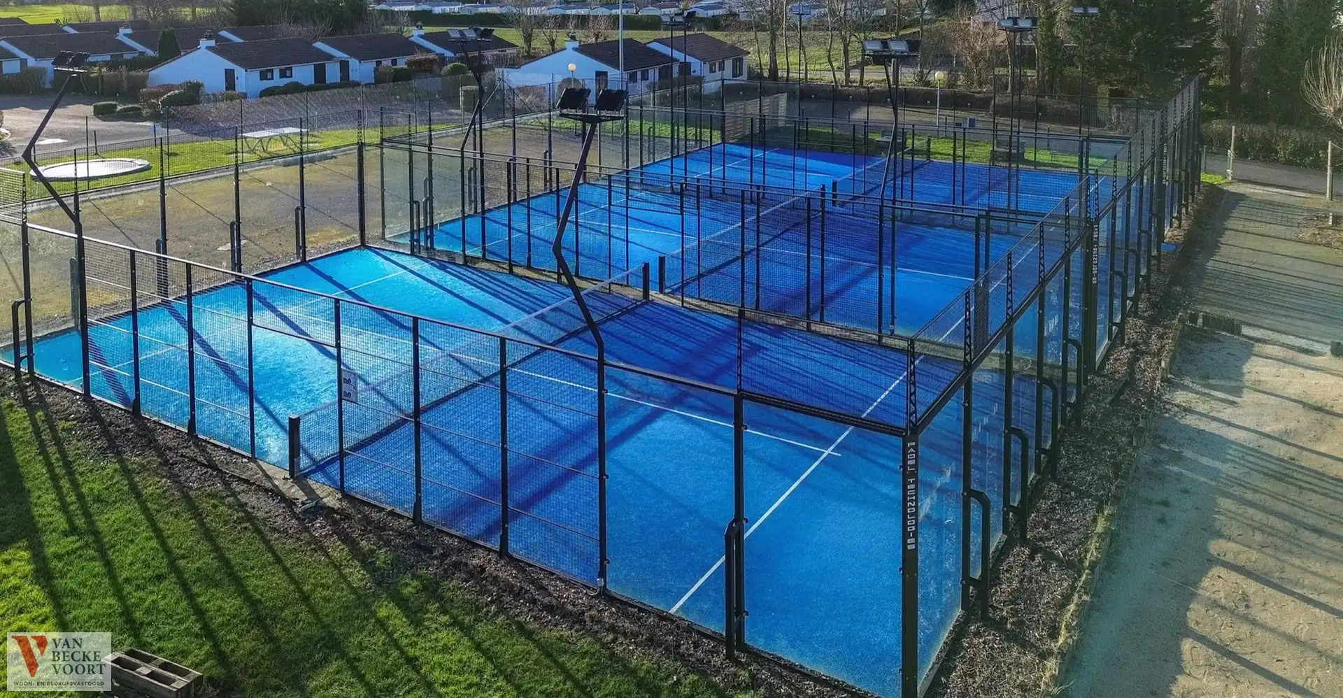 Veelzijdig horecaconcept met 3 padelterreinen, tuin en terrassen foto {{pictureIndex}}