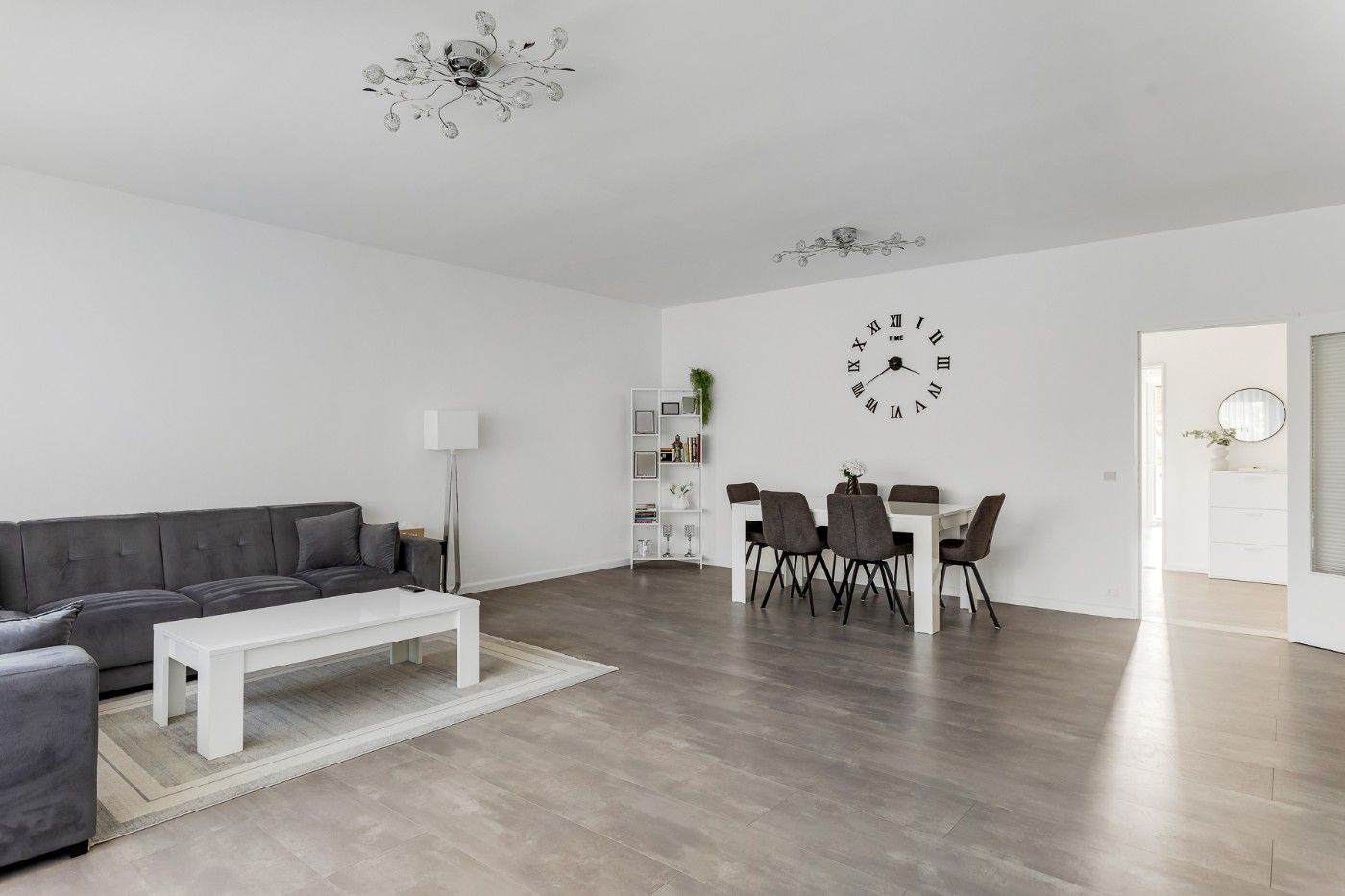 Gerenoveerd app. op 1e verd. met 3 slpk. en garage foto {{pictureIndex}}