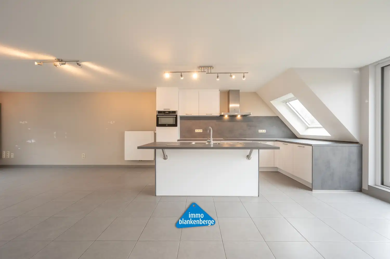 Recent zeer ruim duplex appartement in Uitkerke foto 9