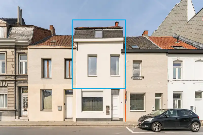 Roeselare- ruime bel-etage met 3 slaapkamers op toplocatie foto {{pictureIndex}}