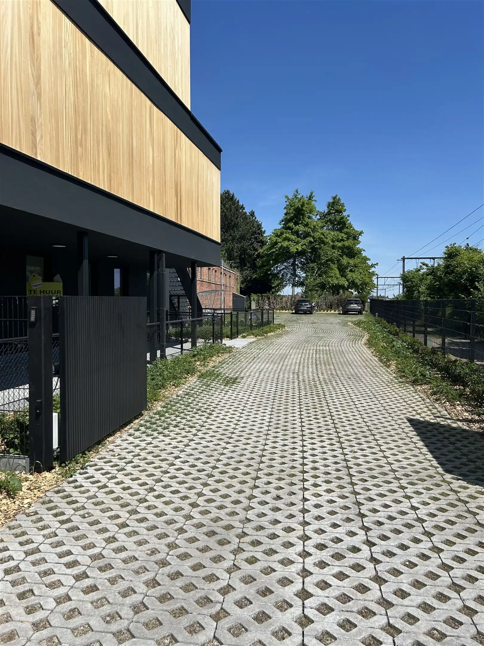 Afgesloten staanplaatsen met mogelijkheid tot elektrisch laden foto {{pictureIndex}}