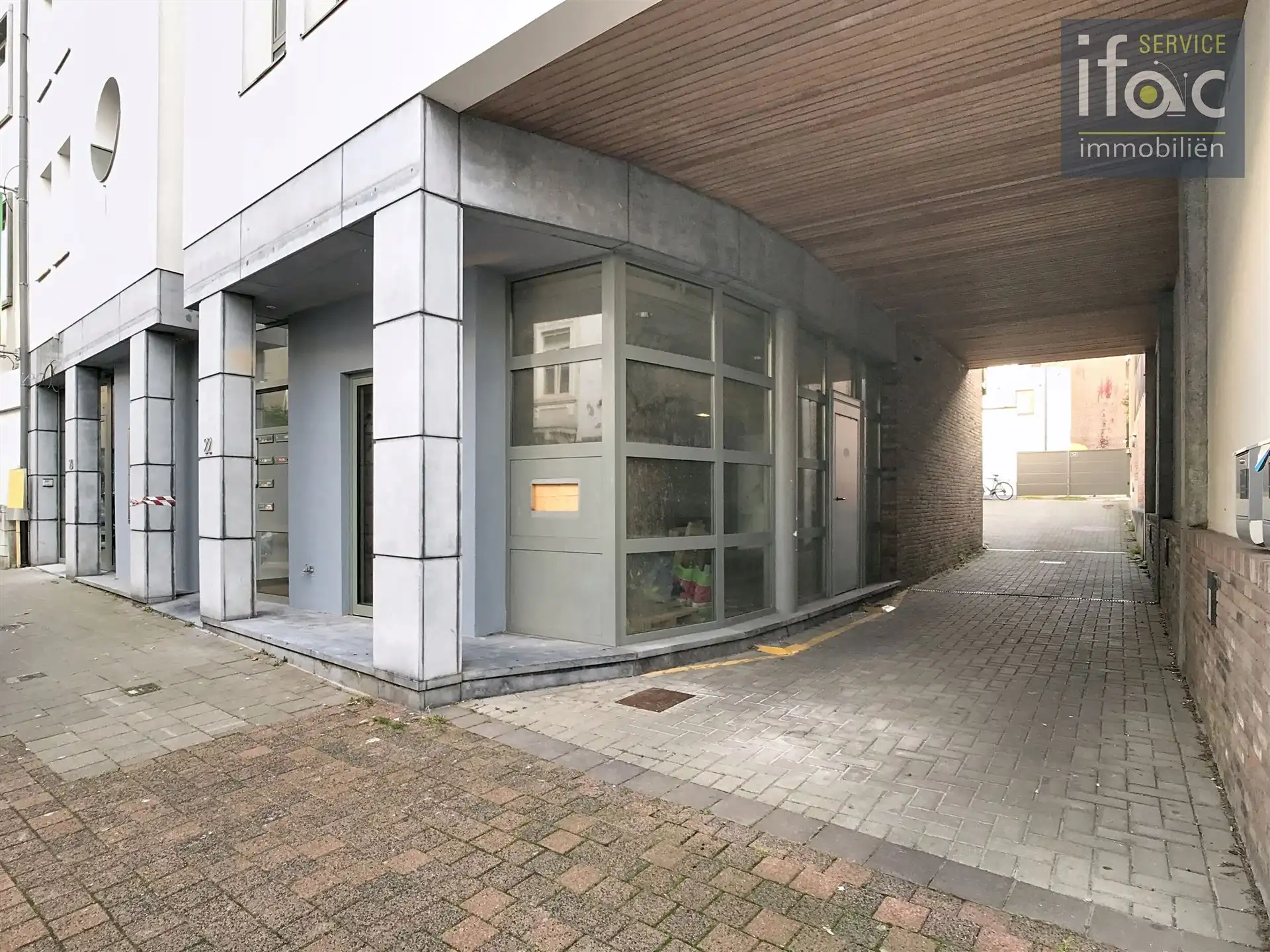 Commercieel gelijkvloers met parking foto 8