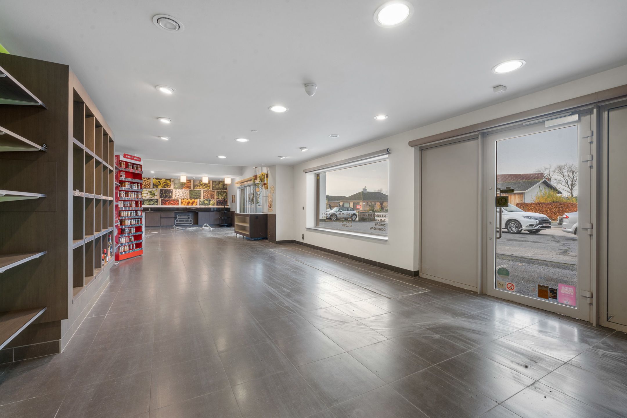 Ruime woning met een commerciële ruimte en loods! foto 4