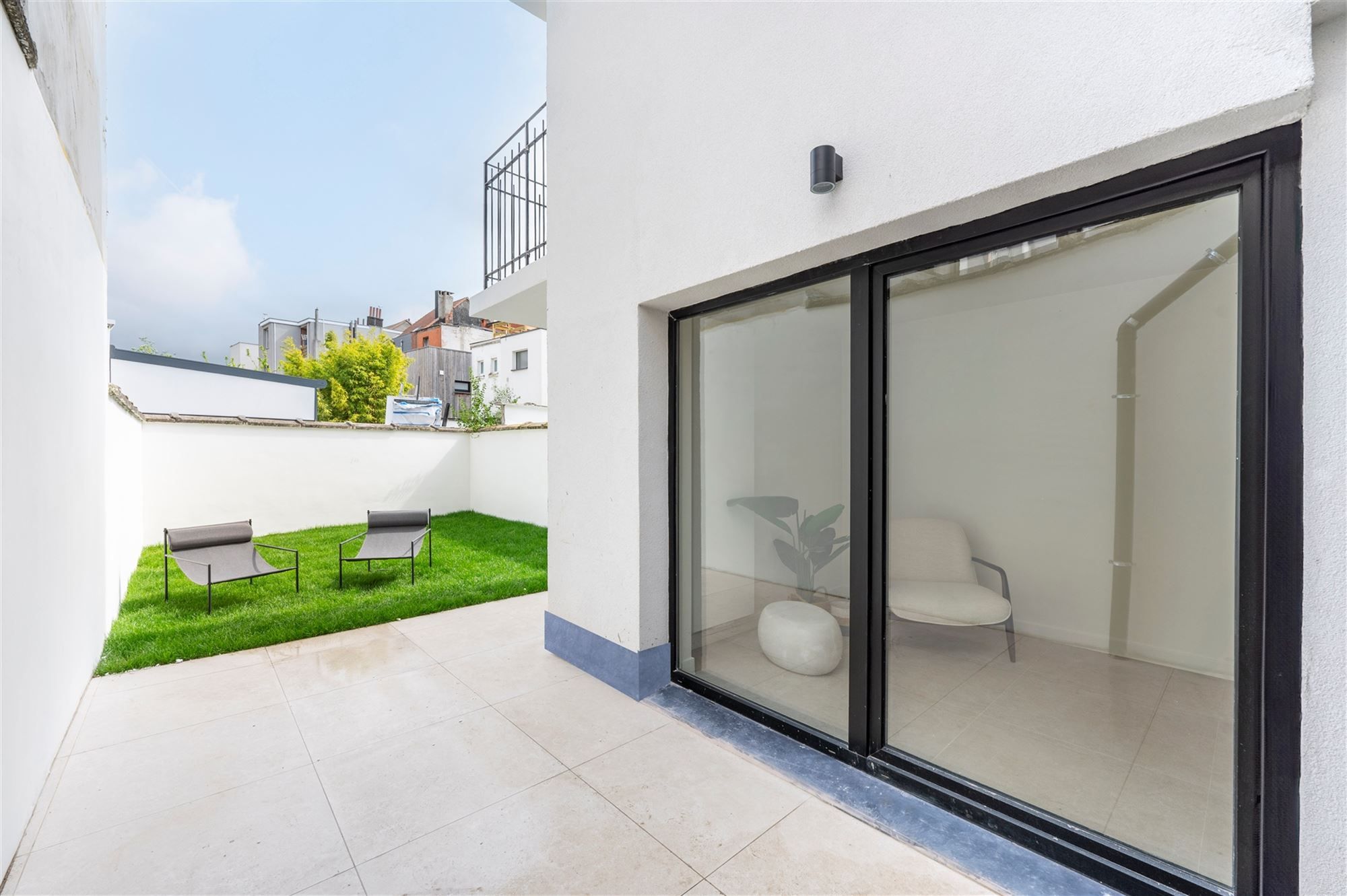 Ruime gerenoveerde woning met tuin foto 14