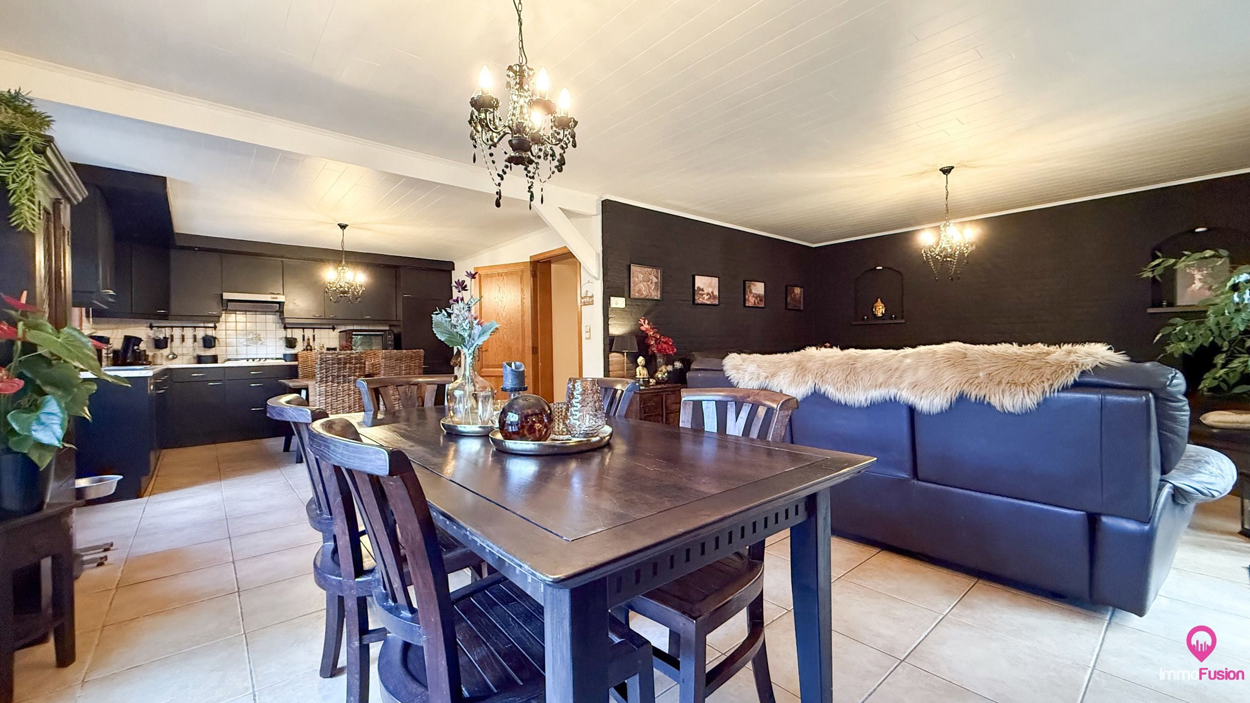 Idyllische woning met 2 slaapkamers, weide en stallen! foto 4