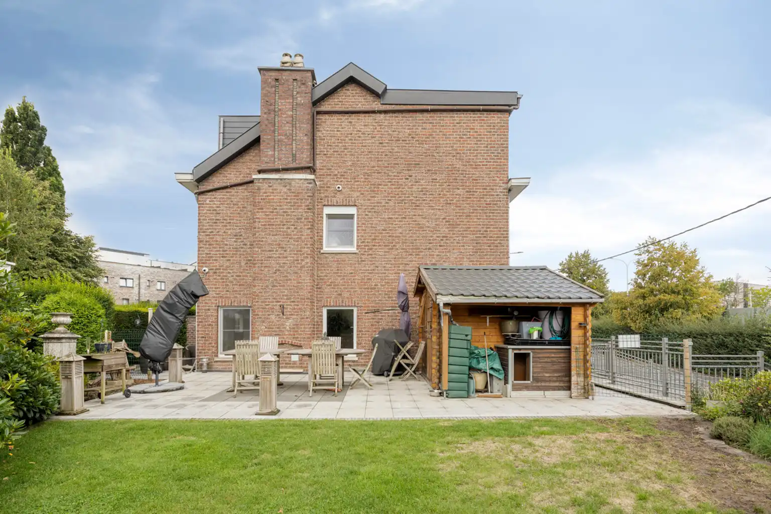 Instapklare woning met 4 slaapkamers, tuin & 2 garages foto 31