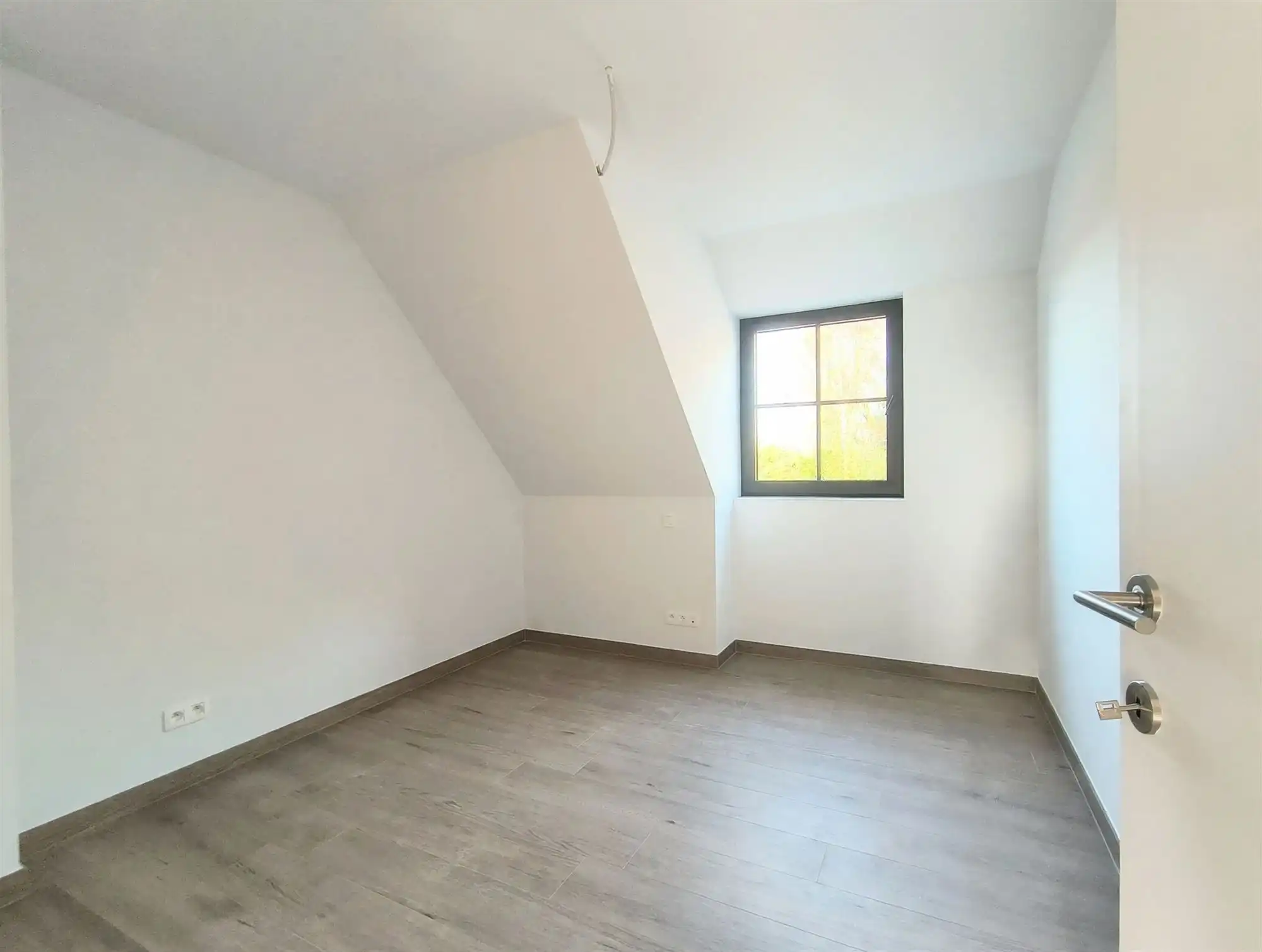 Gloednieuw wooncomfort in deze woning met 3 slaapkamers, terras, tuin en carport. foto 14
