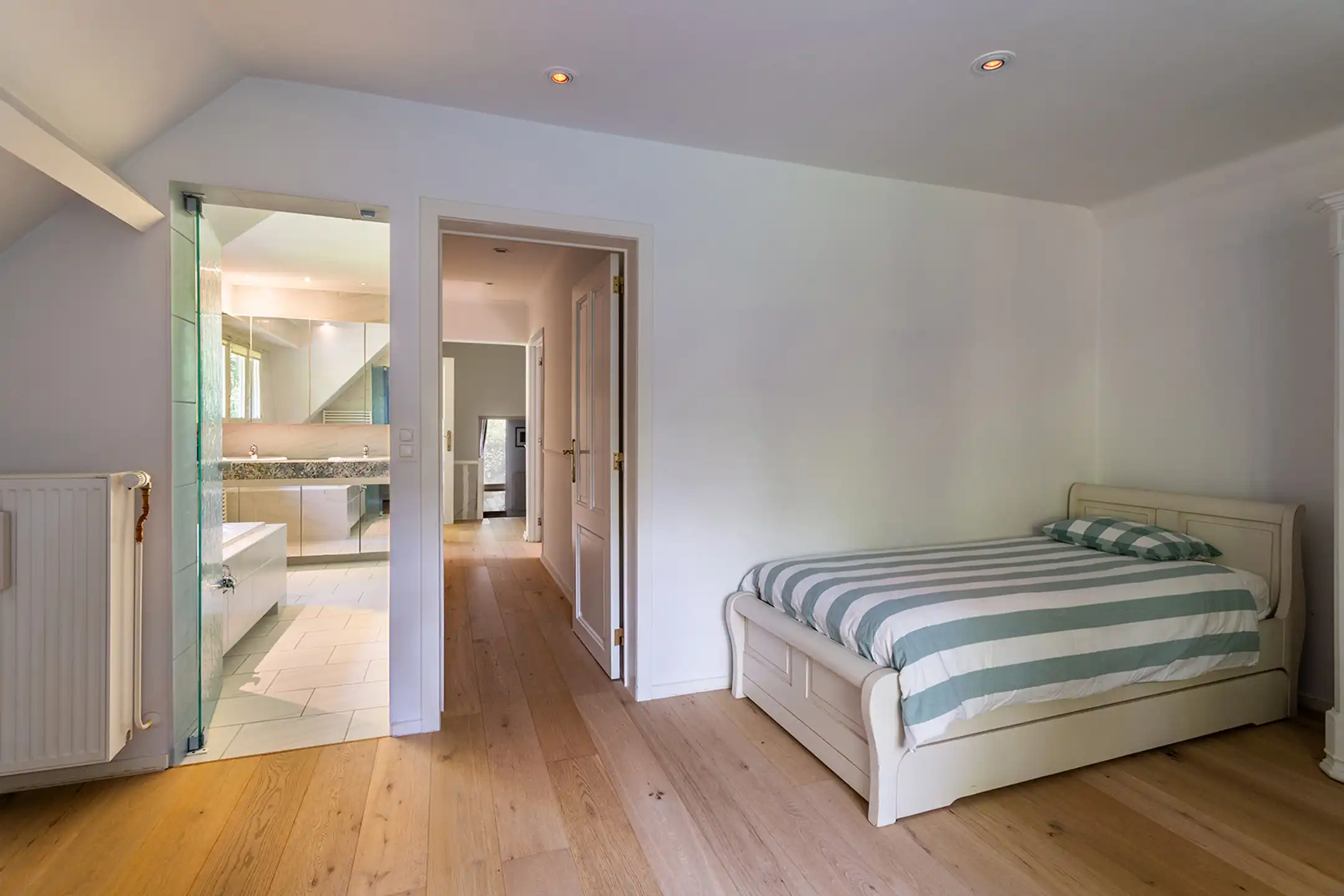 Charmante klasse-villa met rieten dak in bosrijke omgeving foto 30