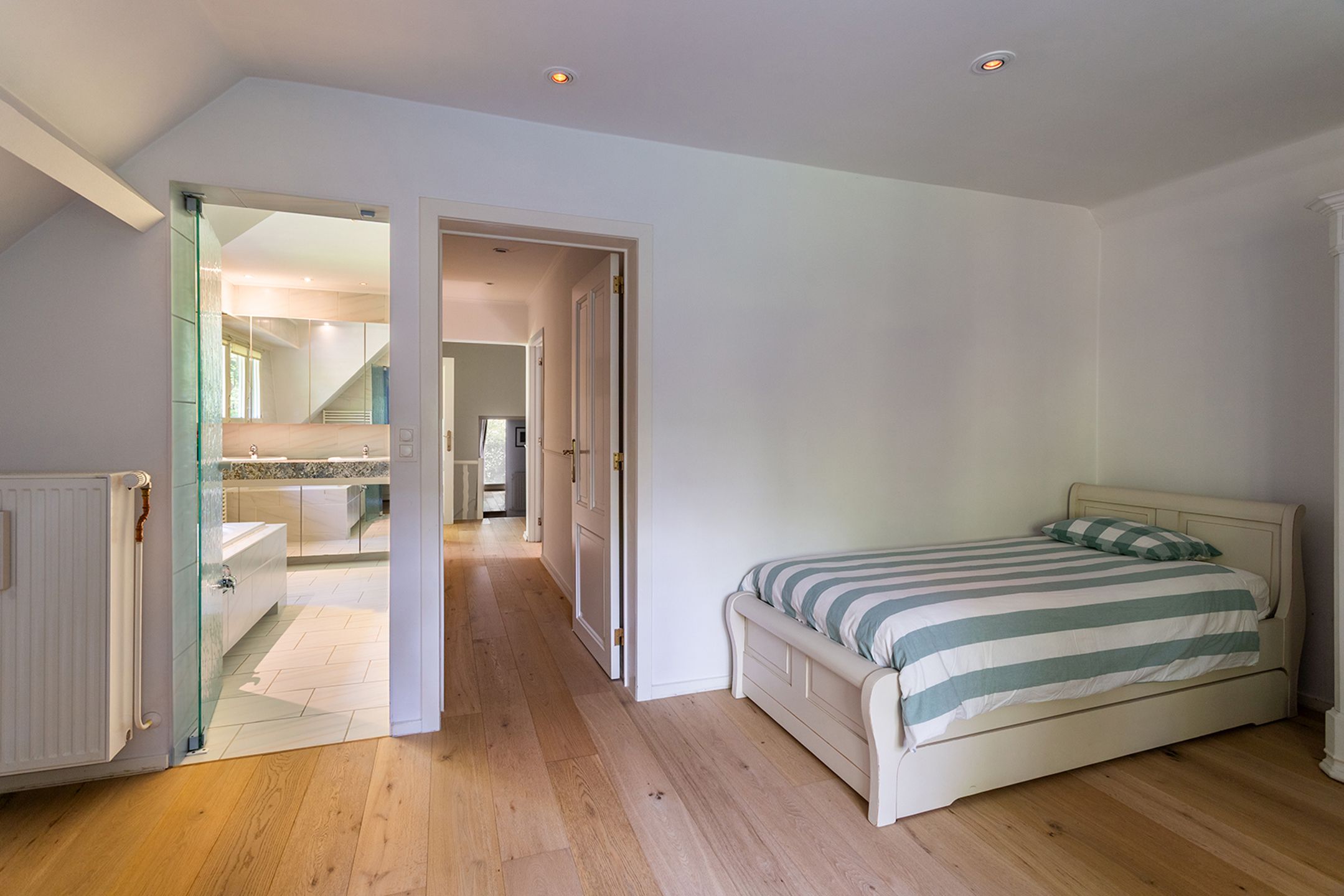 Charmante klasse-villa met rieten dak in bosrijke omgeving foto 30