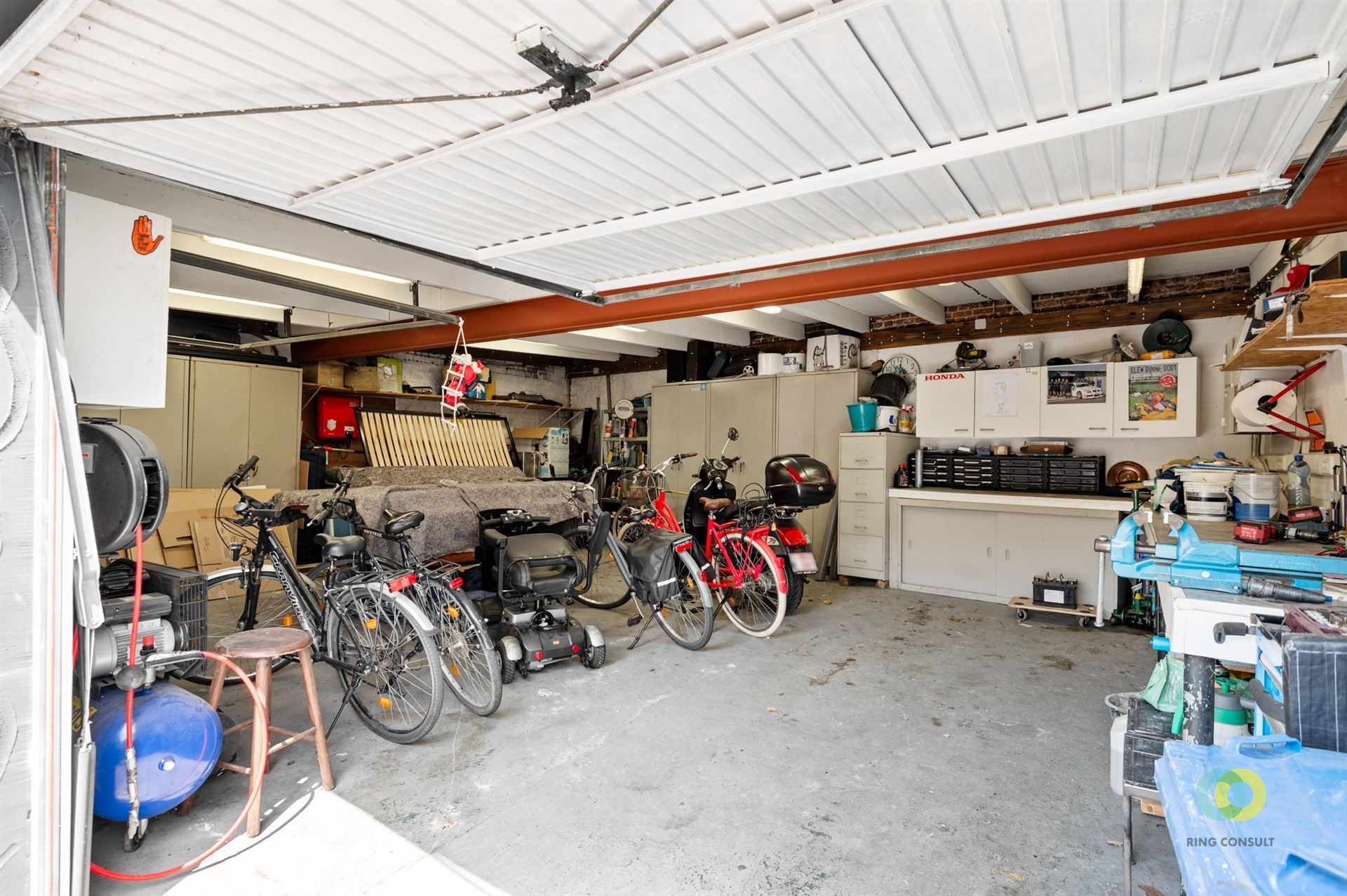Ruime gezinswoning met garages en parking foto 18
