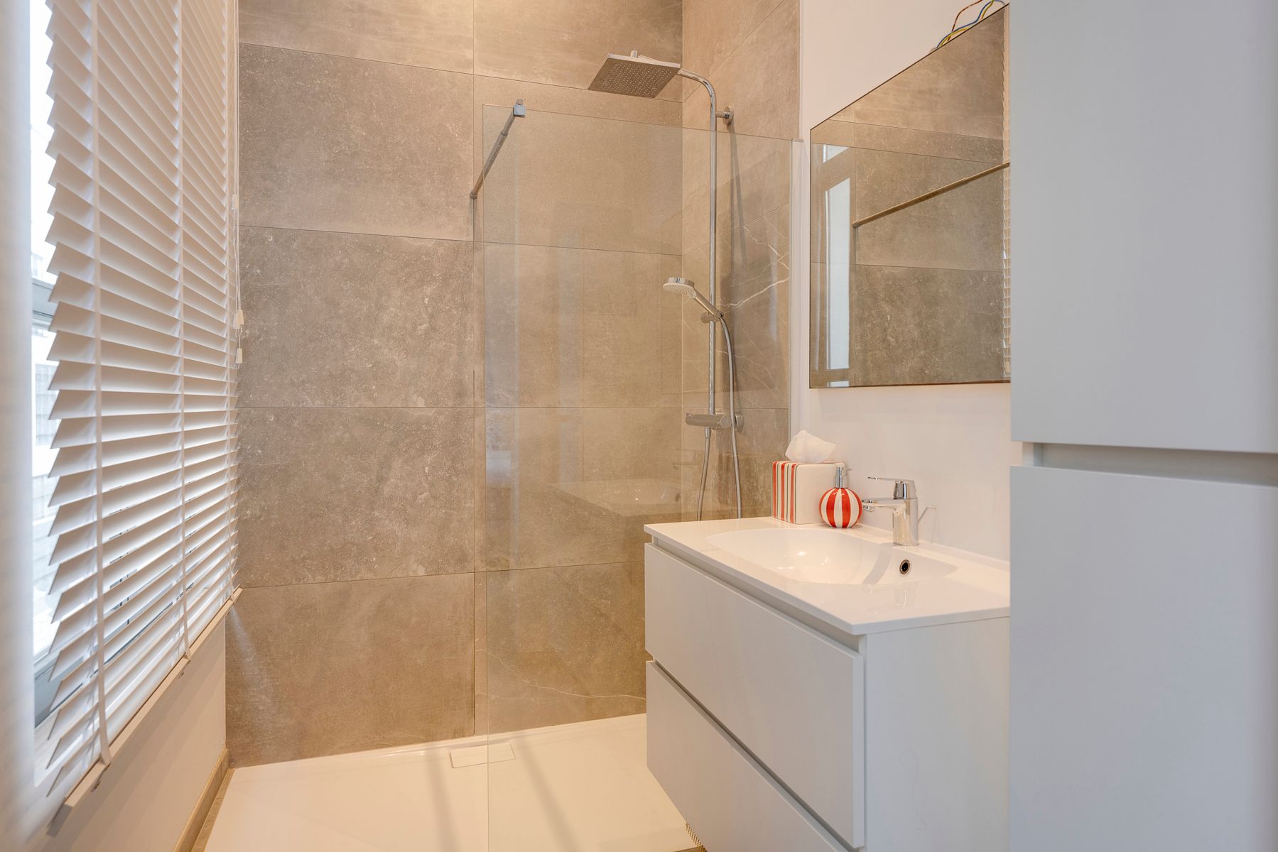 Lichtrijk, trendy appartement in gerenoveerd herenhuis foto 16