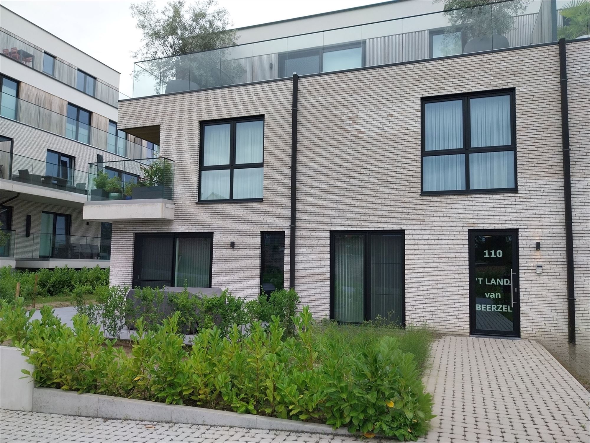 Exclusief wonen in een oase van rust en groen foto {{pictureIndex}}