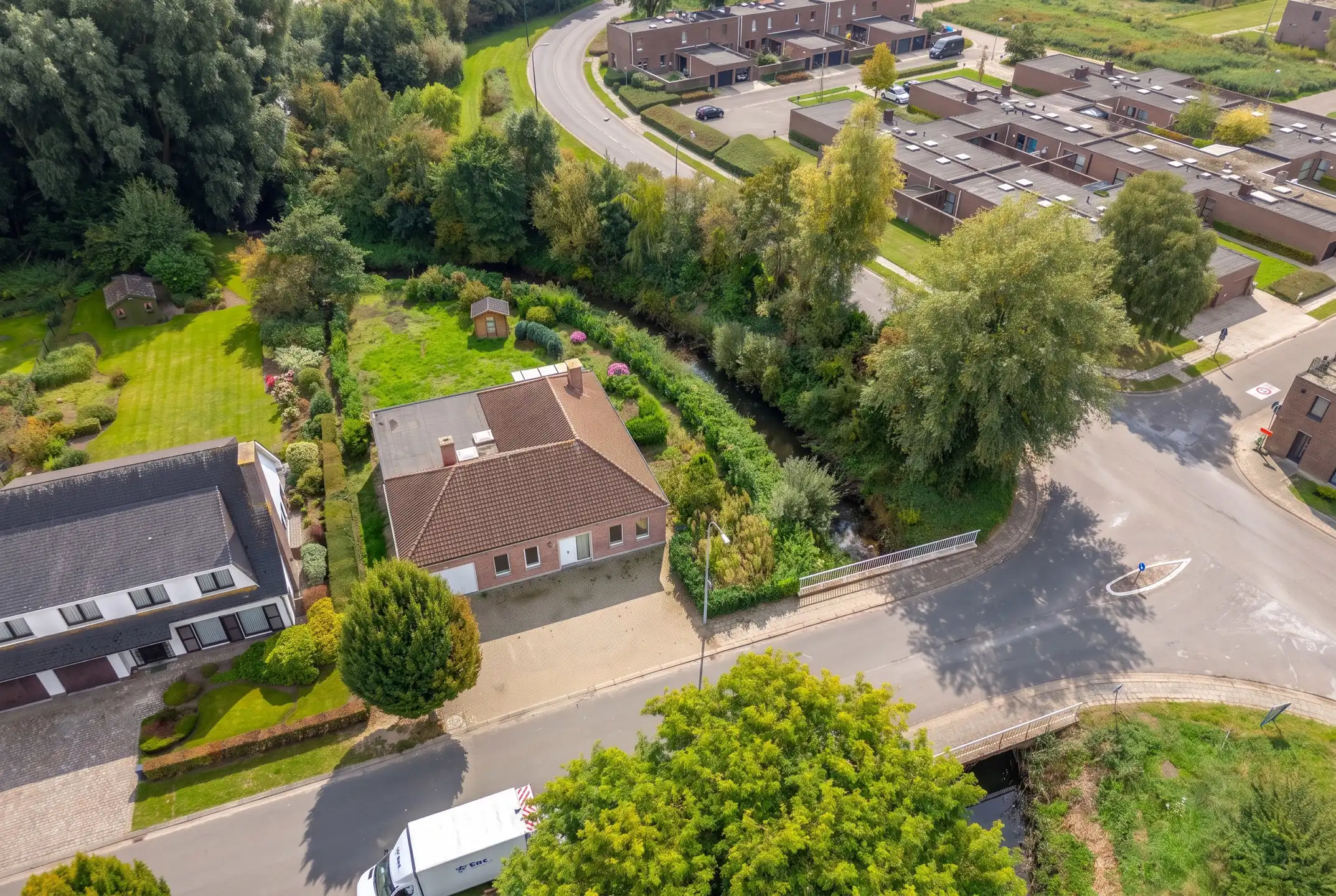 Ruime laagbouw met 3-4 slpk én praktijk en grote garage foto 41