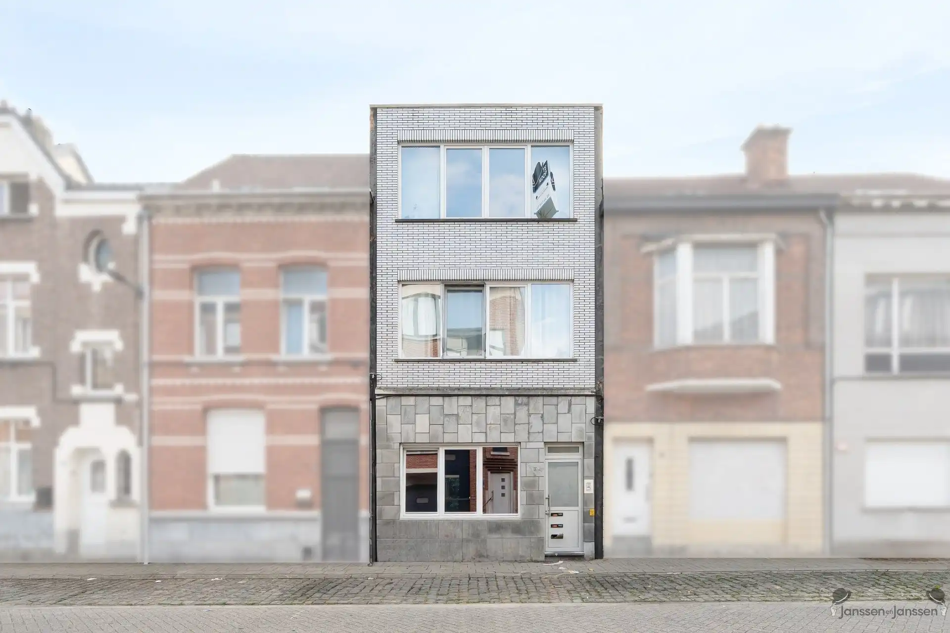 Opbrengsteigendom met 3 appartementen op de grens van Schoten en Merksem! foto {{pictureIndex}}