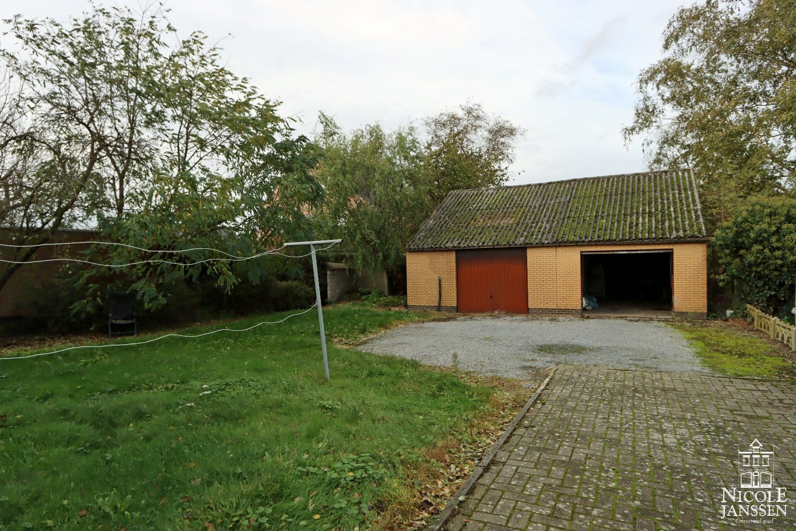 Praktische gelijkvloerse woning met tuin en dubbele garage foto 12