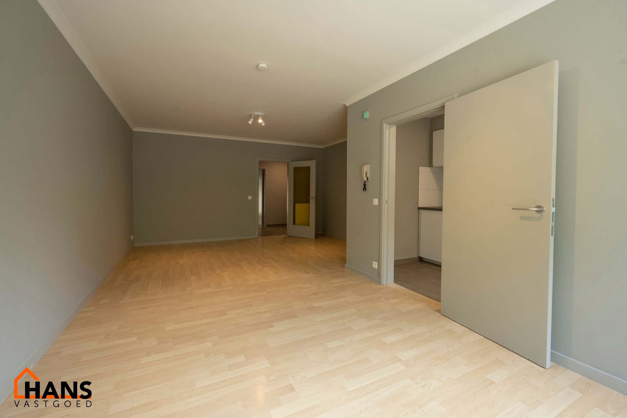 Gerenoveerd gelijkvloersappartement met tuin. foto 3