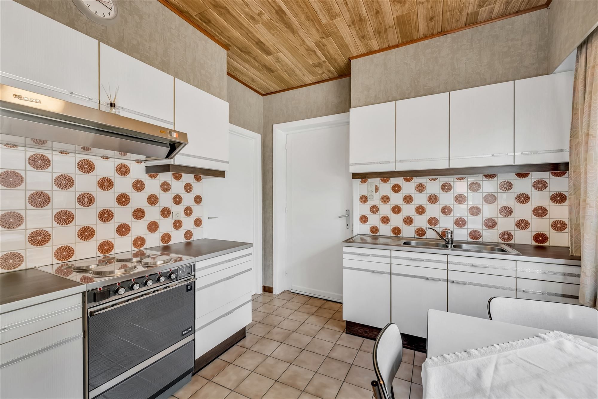 OP TE FRISSEN MAAR ZEER GOED ONDERHOUDEN WONING OP EEN RUIM PERCEEL NABIJ CENTRUM OOSTHAM foto 8