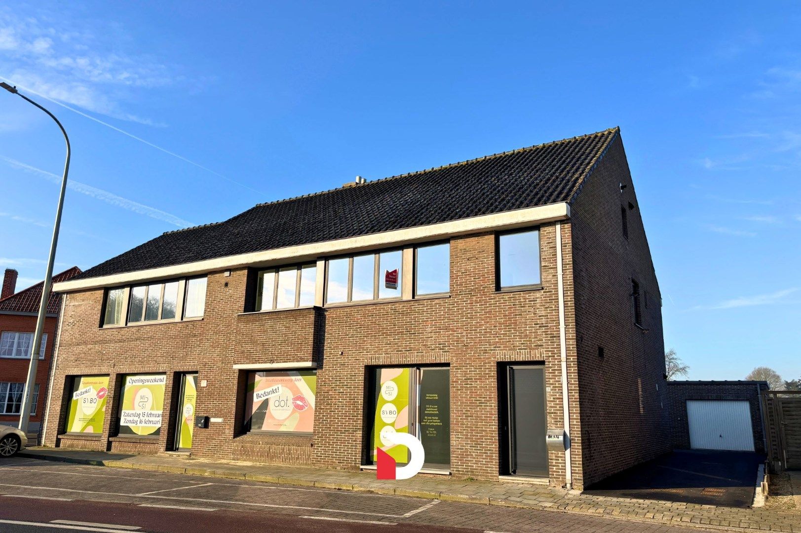 Zeer ruim appartement met 3 slaapkamers en garagebox foto {{pictureIndex}}