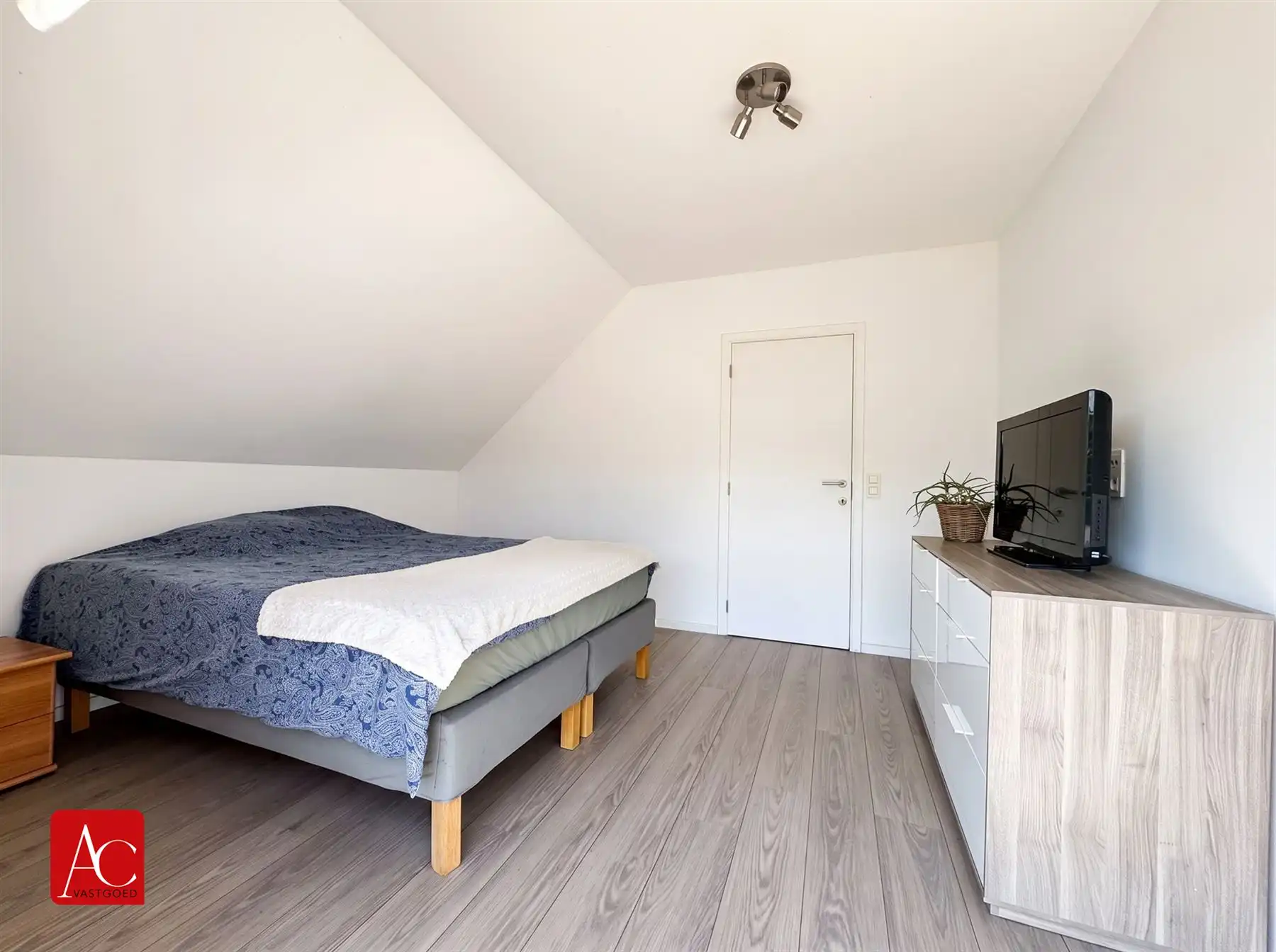 Vrijstaande woning met zwembad in rustige wijk foto 26