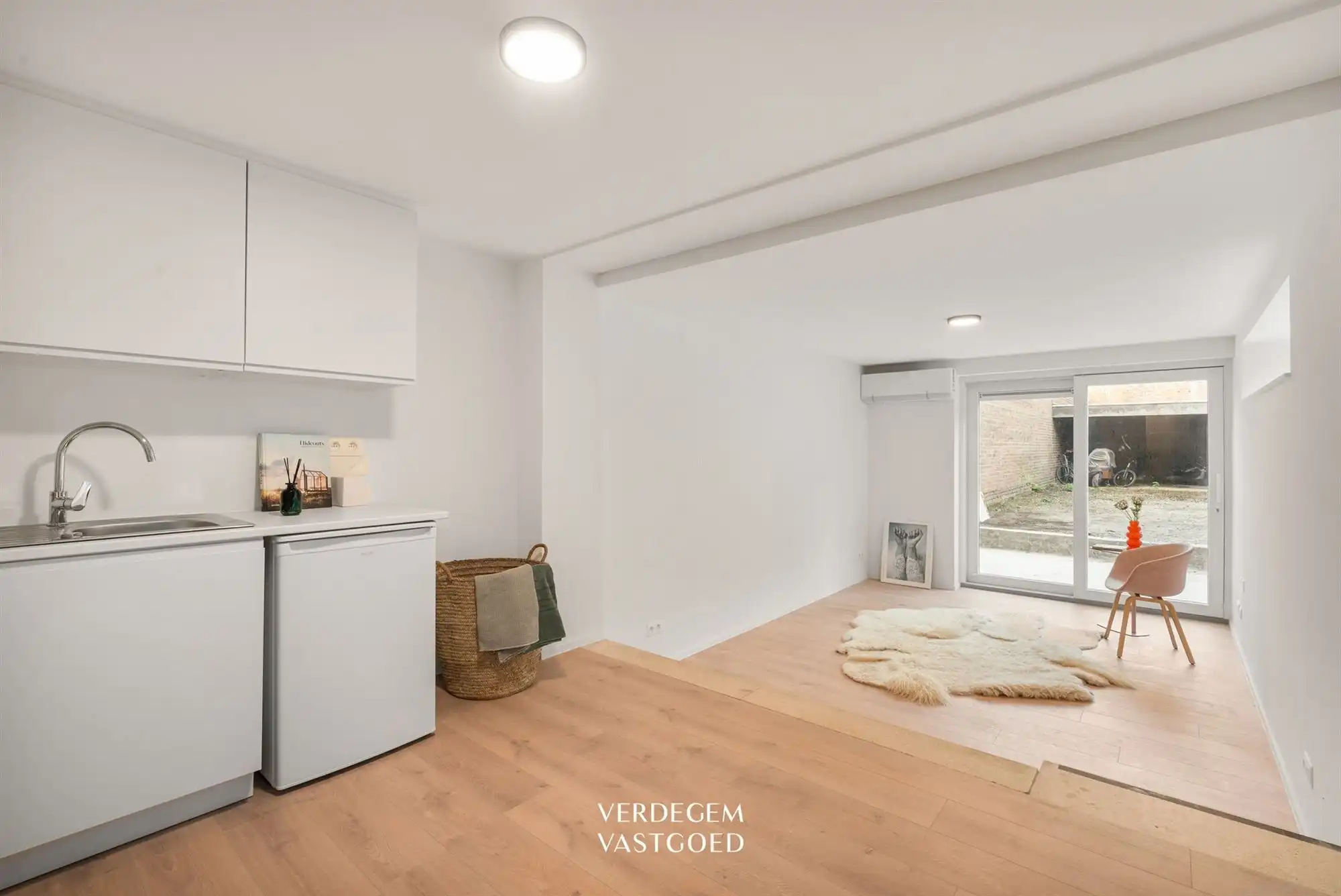 Sfeervolle studio met open keuken en fijne buitenruimte foto 7
