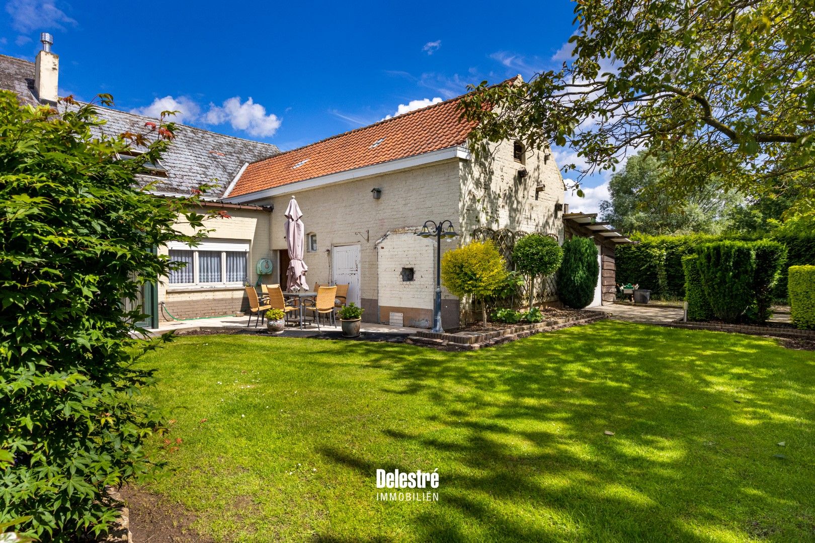 Ruime te renoveren alleenstaande woning met polyvalent bijhuis en grote garage  foto 8