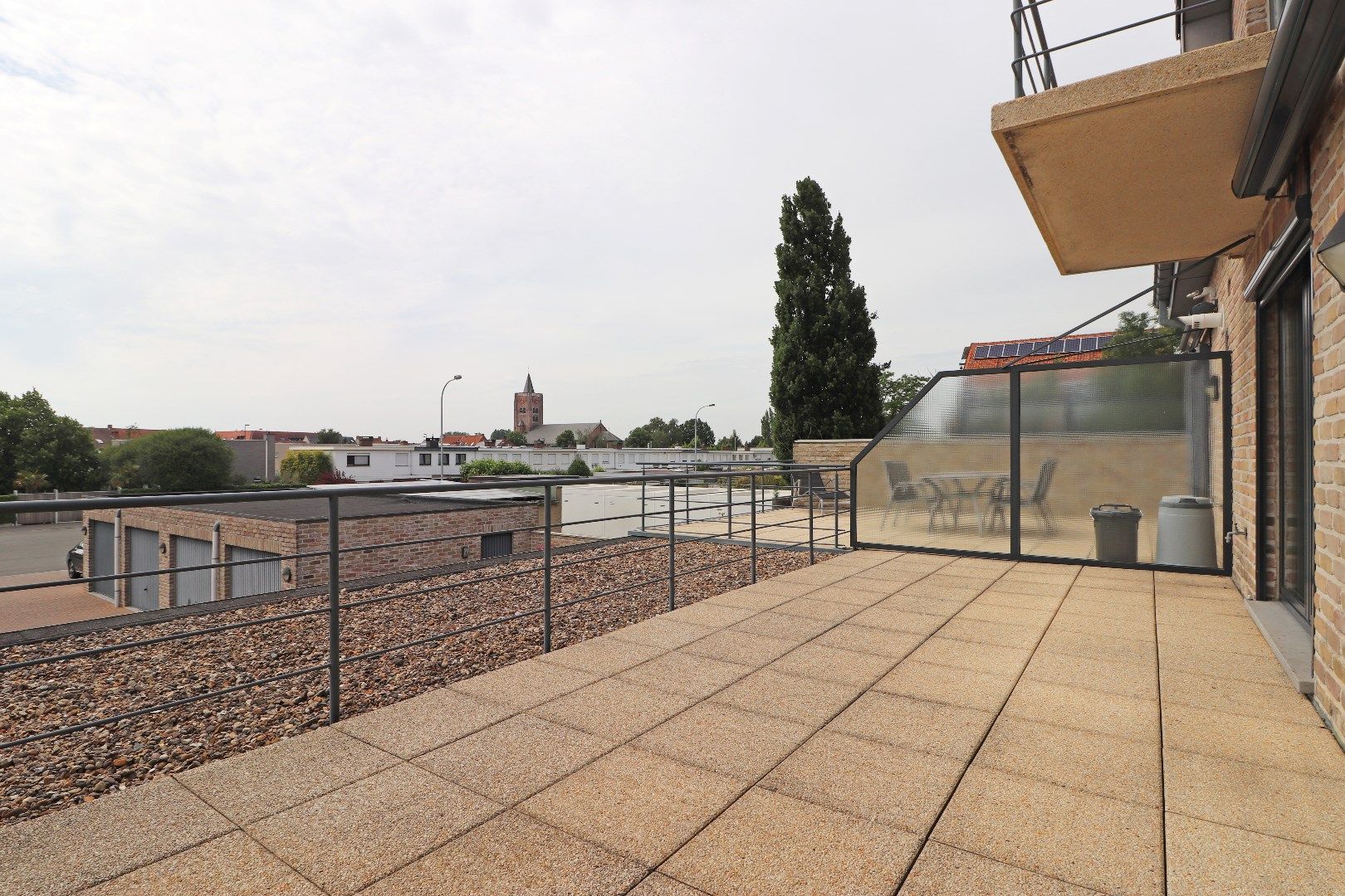 Verzorgd appartement met ruim terras foto 9