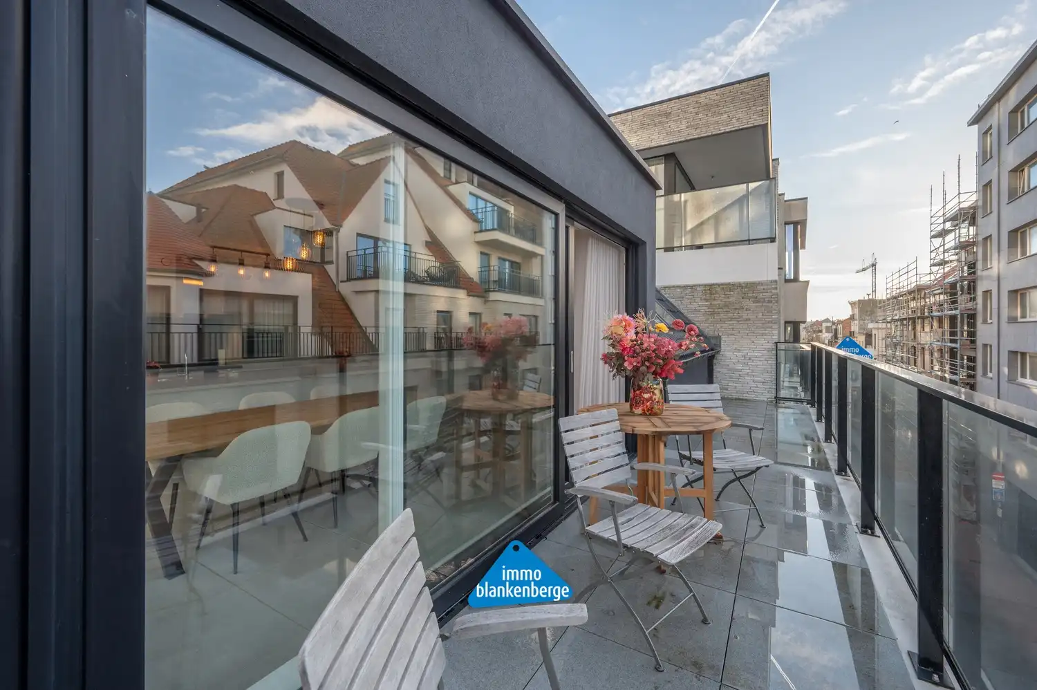 Gemeubelde exclusieve penthouse met garage, twee slaapkamers en terras foto 23