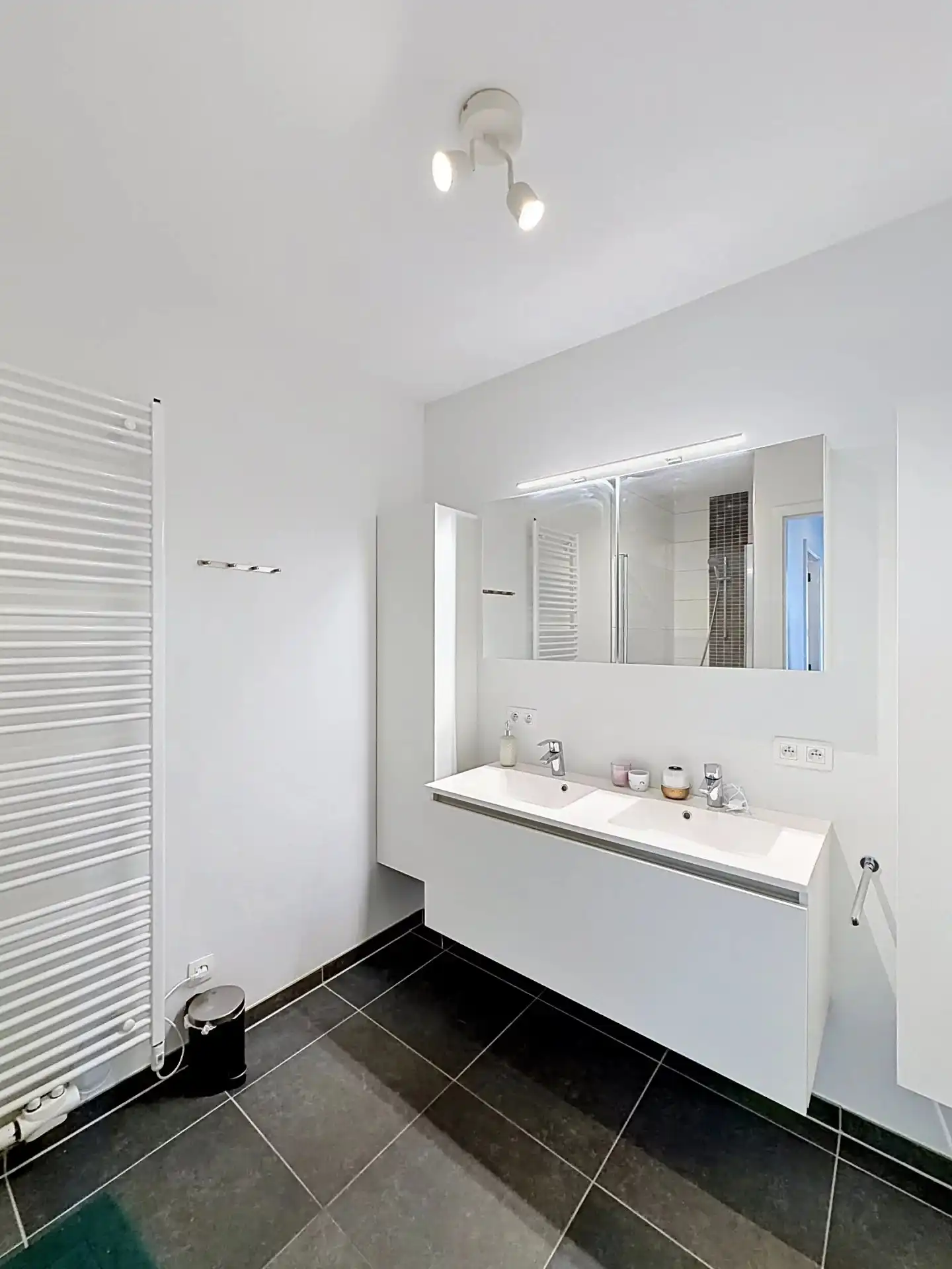 Modern appartement met 2 slaapkamers, terras en 2 ondergrondse staanplaatsen. foto 9