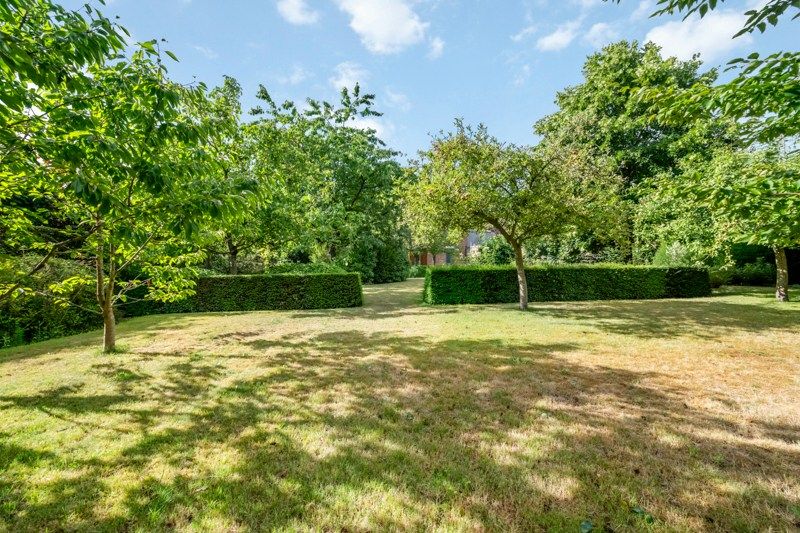 Instapklare architecturale woning met prachtige tuin en uitstekende ligging foto 27