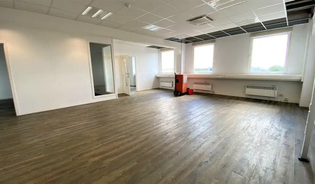 Instapklaar kantoor te huur in Immogranit Building Drongen foto 9