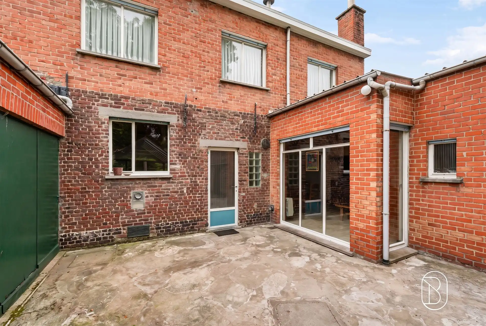 Te renoveren woning met 9 slpk, garage en tuin in Deerlijk foto 4