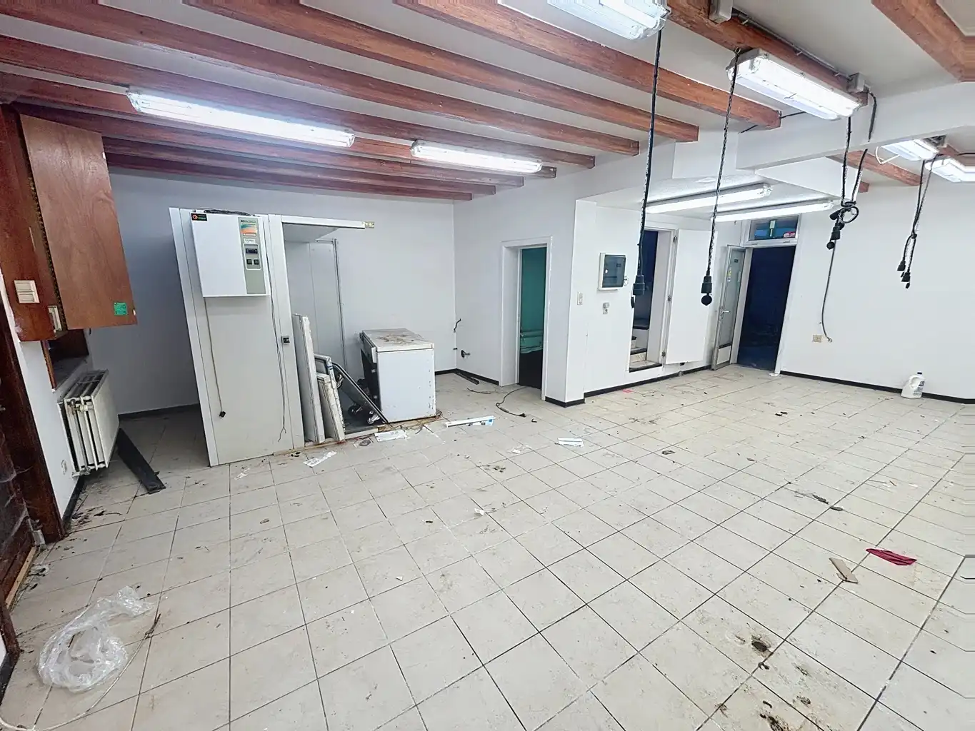 Te renoveren handelspand met appartement foto 3