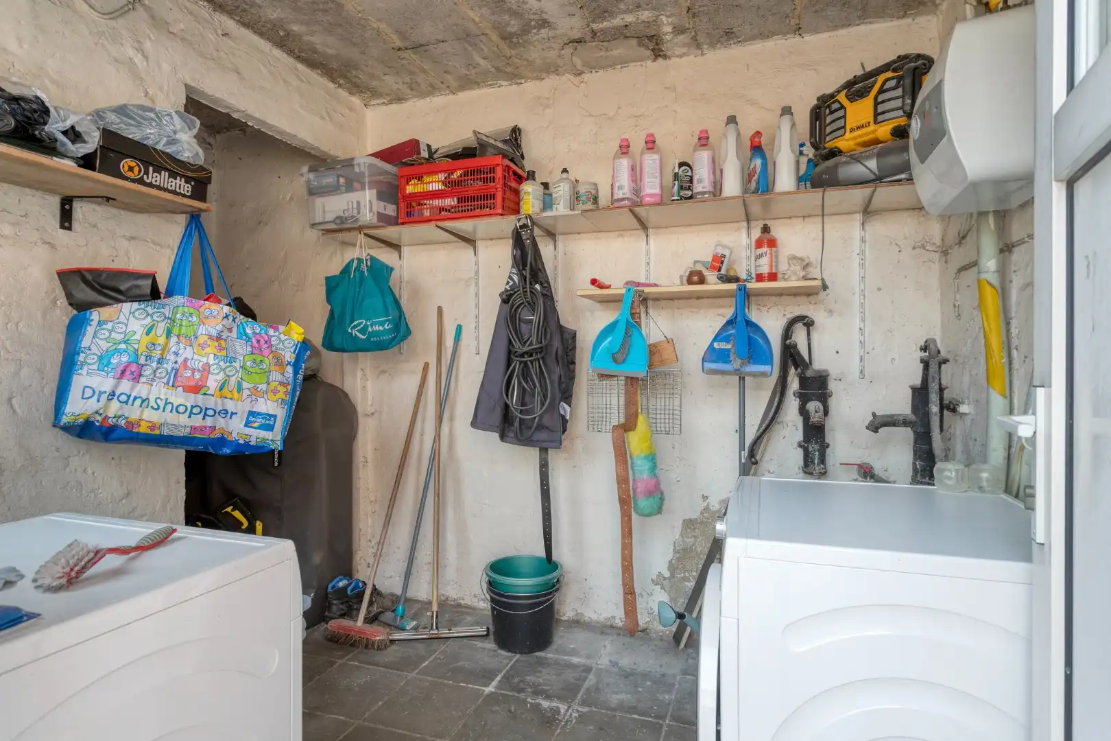 Te renoveren gezinswoning met garage foto 14