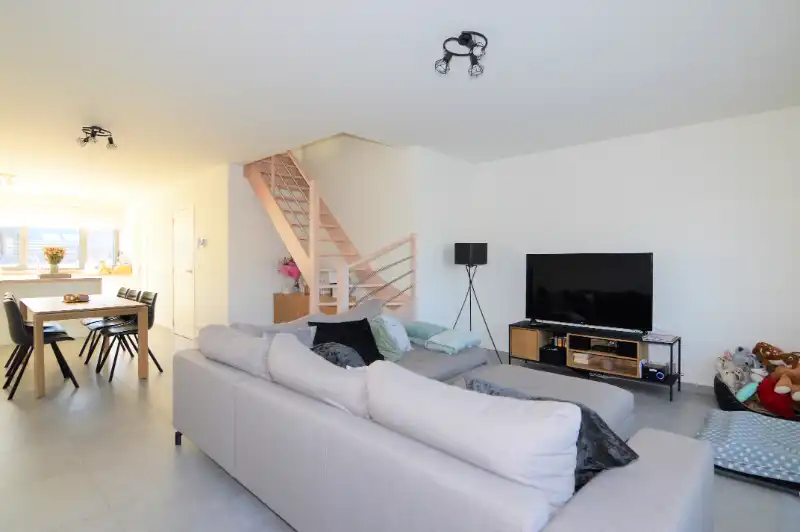 Recent (2021) duplex appartement voorzien van twee slaapkamers, ruim terras en staanplaats centrum Zemst. foto 2