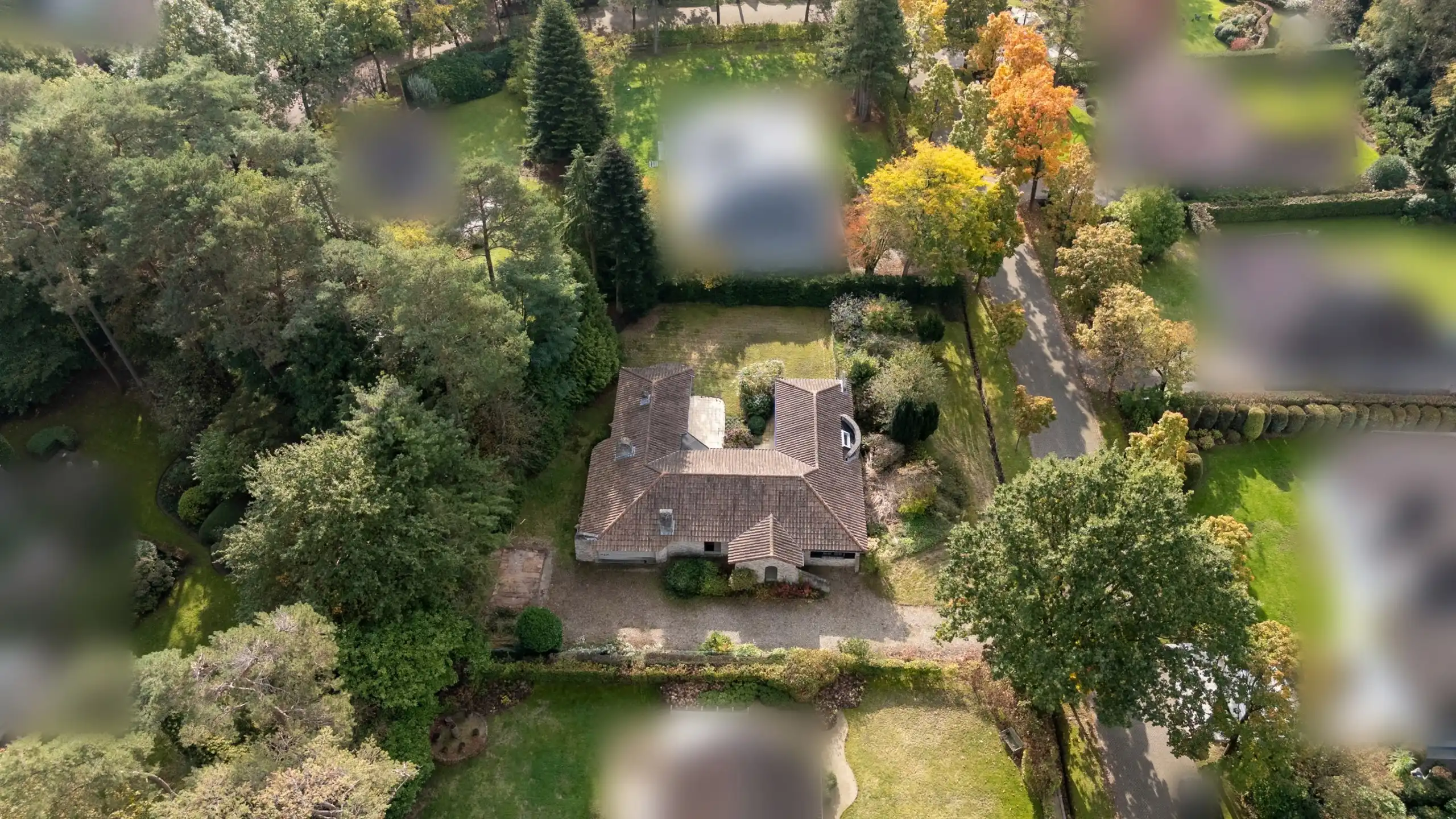 Gelijkvloerse villa met 4 slpk op toplocatie foto {{pictureIndex}}