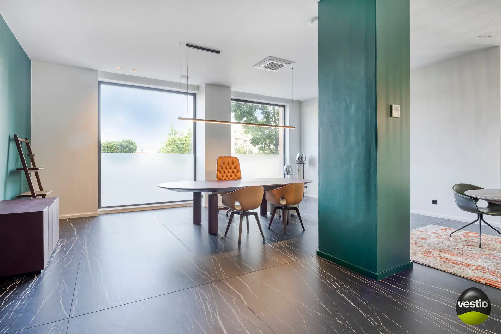 Luxueuze gelijkvloerse kantoorruimte van ca. 328 m² met parking. foto 7