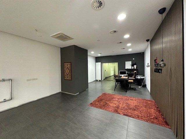 Instapklaar handelsruimte op de bekende Pauwengraaf te Maasmechelen foto 4