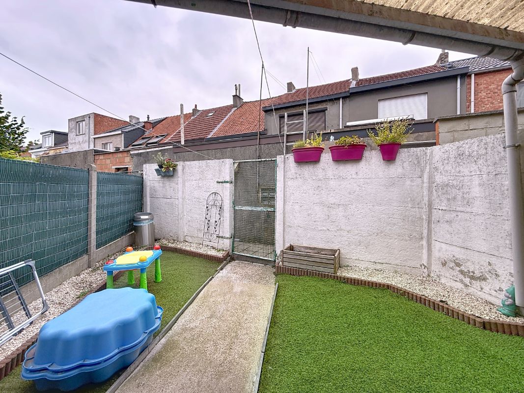 Investerings -of starterswoning met uitweg achteraan. foto 15