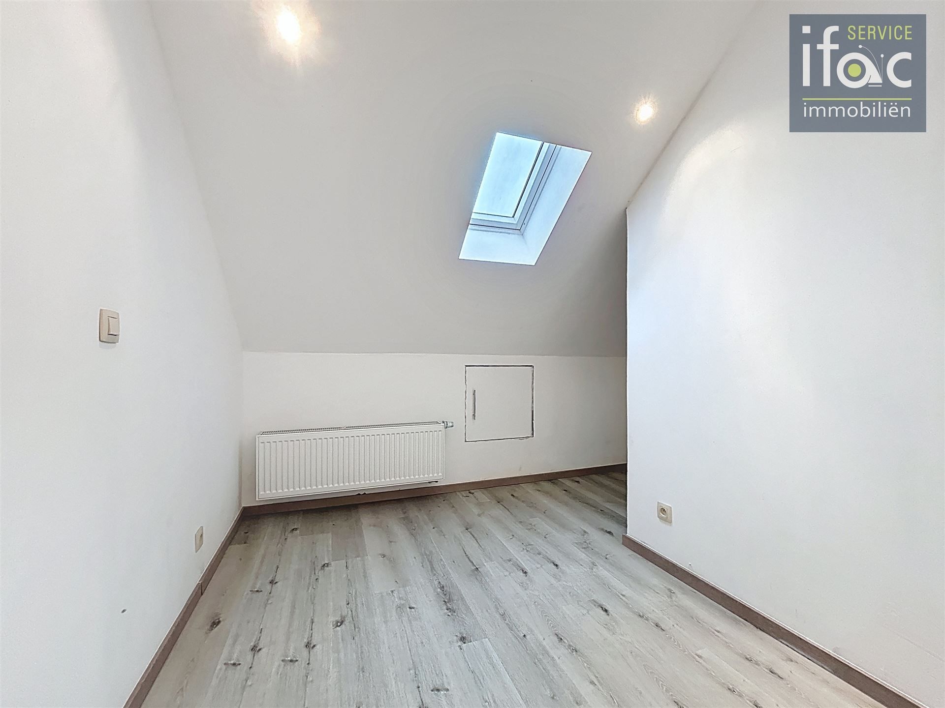 Aangename volledig gerenoveerde 1-slaapkamer duplex + bureau foto 10