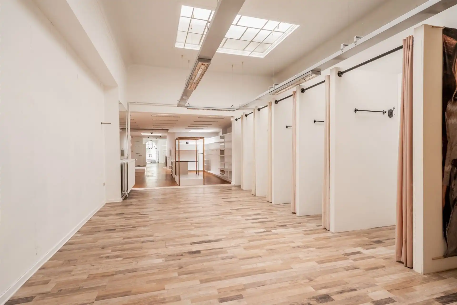 Commercieel gelijkvloers met ondergrondse parking en kelders  foto 8