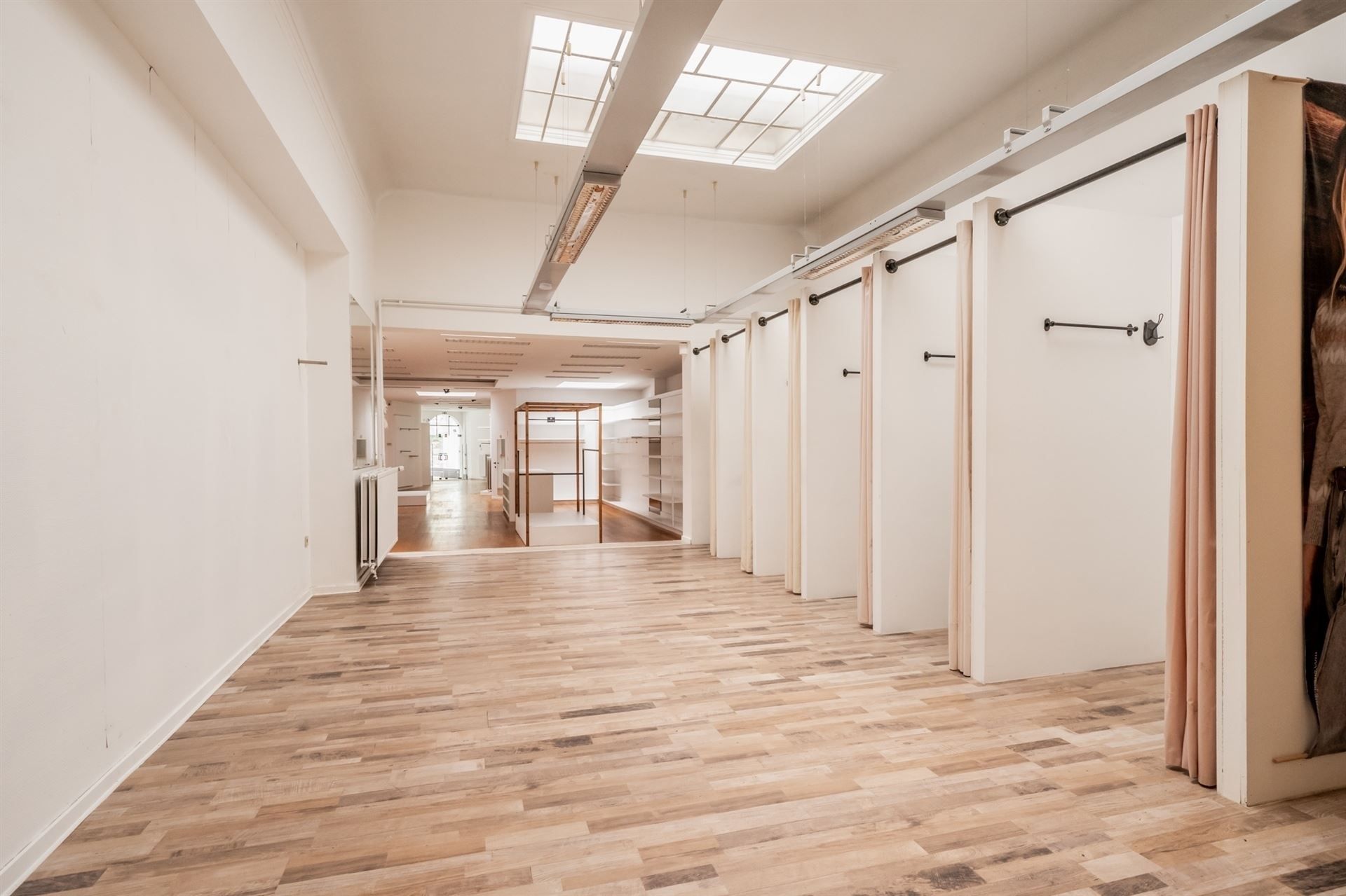 Commercieel gelijkvloers met ondergrondse parking en kelders  foto 8