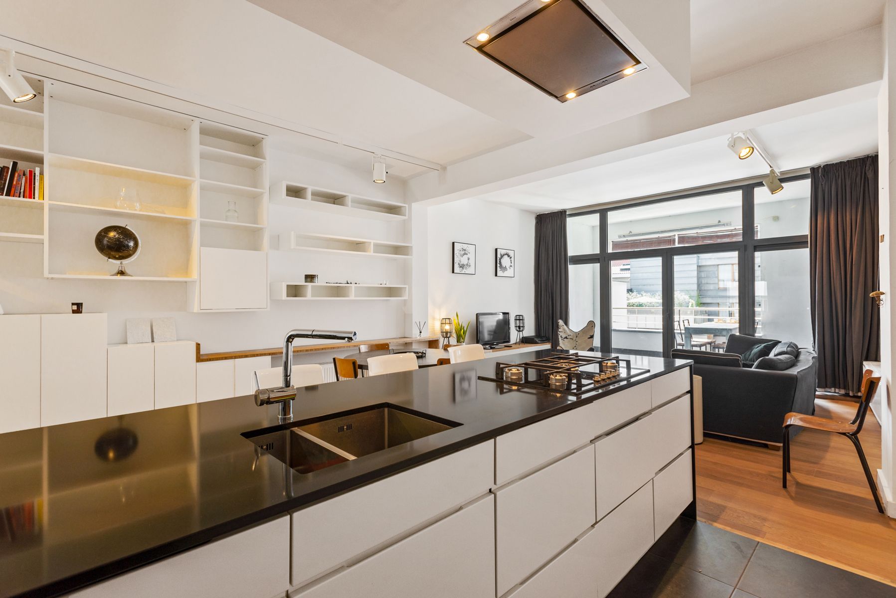 Stijlvol appartement met 30 m² terras en veel berging foto 3