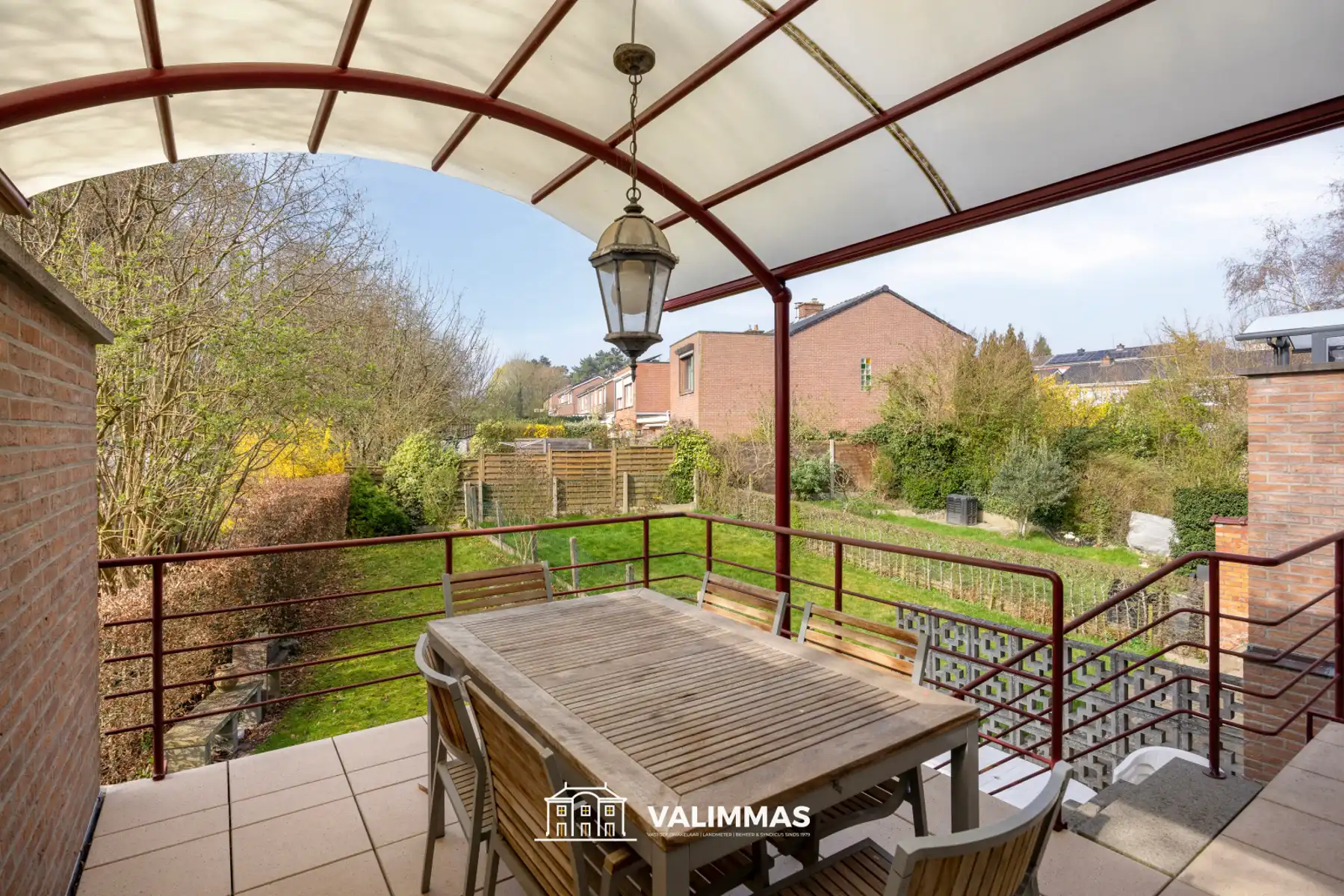 Welgelegen en verzorgde driegevelwoning met garage en tuin foto 8