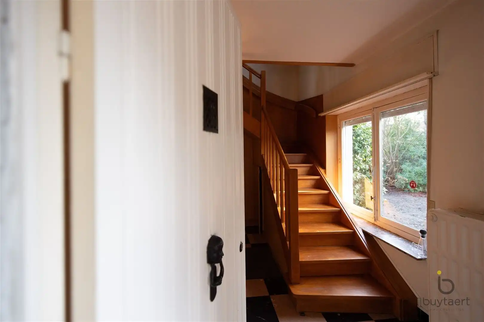 Veel renovatiepotentieel in ruime rustig gelegen familiewoning midden in het groen! foto 6