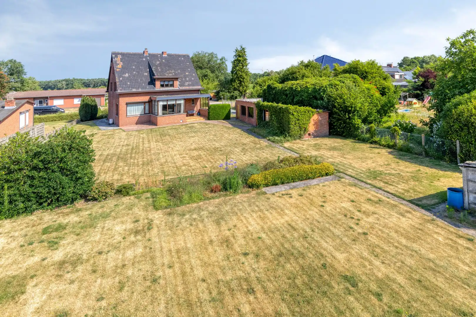 Op te frissen woning met 4 slpks, op een zonnig perceel van 1.506 m² in Mol-Achterbos !  foto 2