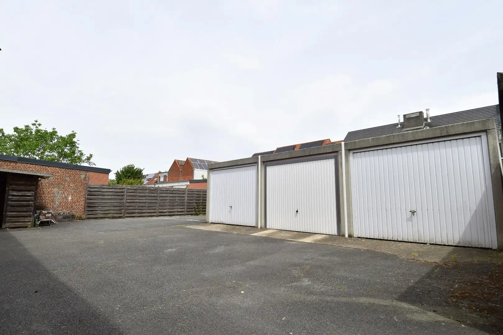 Interessante opbrengsteigendom (204m² kantoor + 3 appartementen + garages/parkings + 295m² loods) op toplocatie in Bissegem foto 4