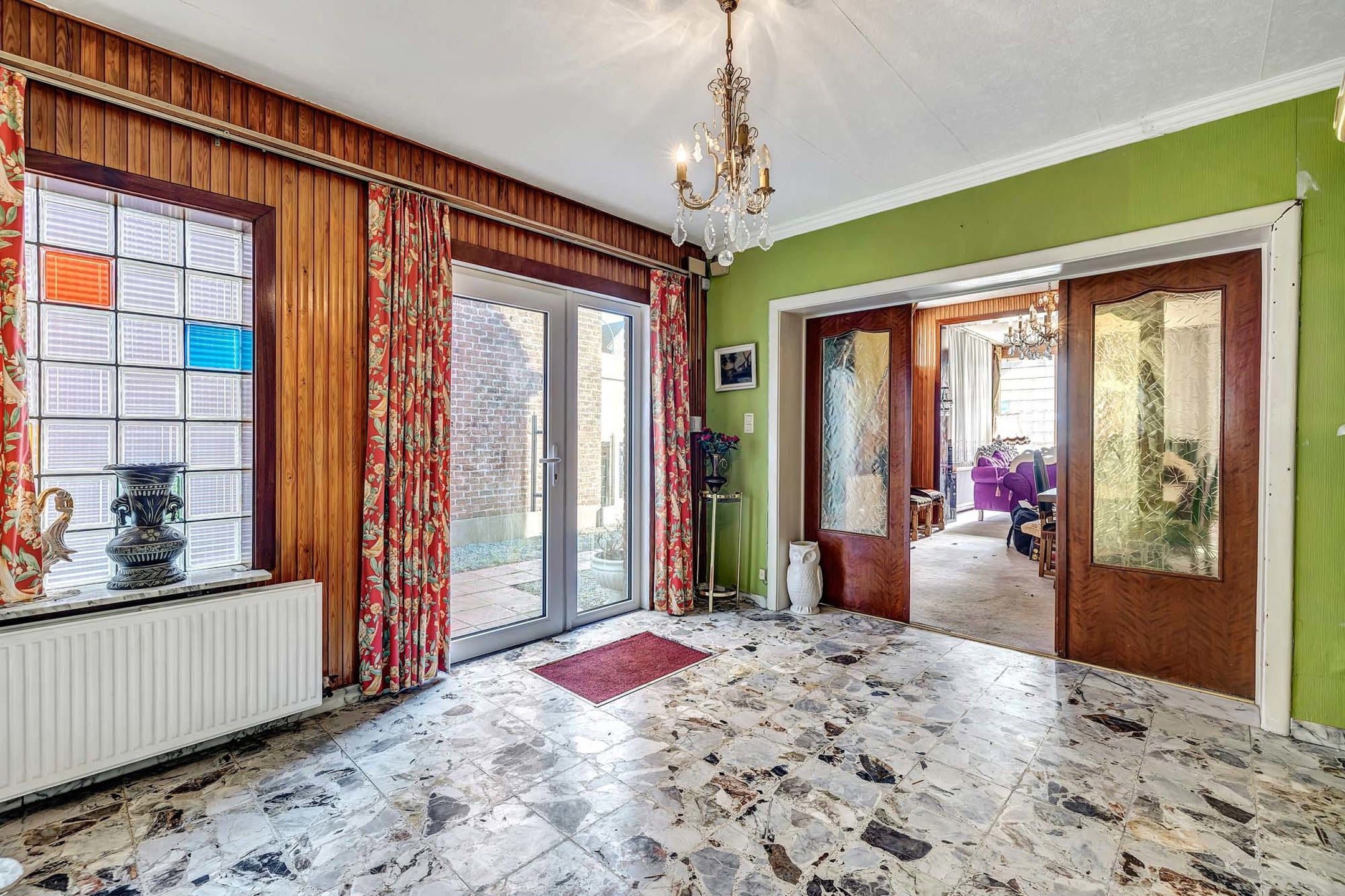 Te renoveren woning met ruime garage en tuin foto 2