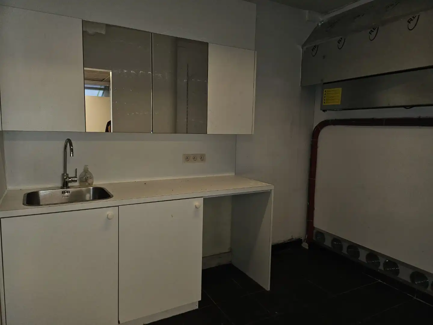 Uiterst goed gelegen winkelruimte met berging in toeristische Katelijnestraat in Brugge centrum! foto 10