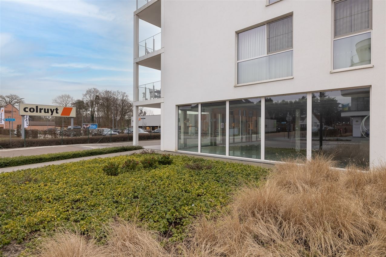 Aan ingang bossen, tegenover Colruyt en marktplein foto 11