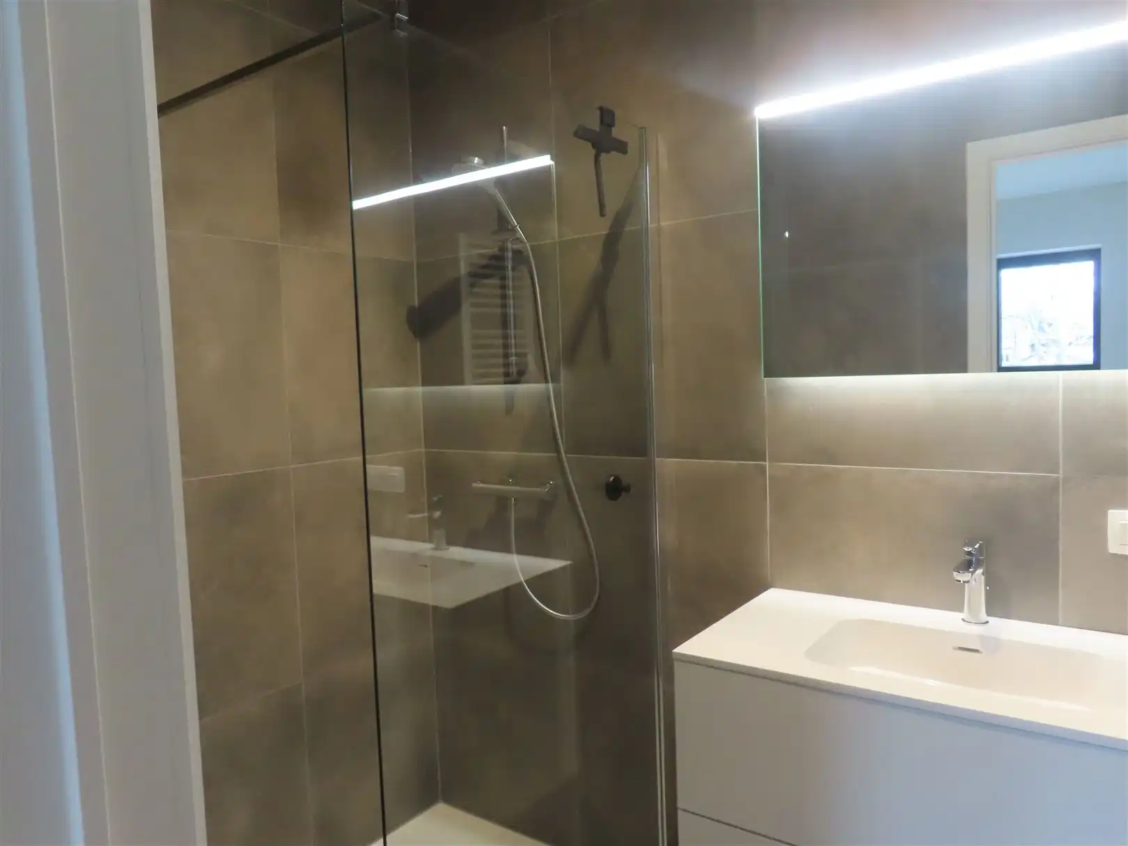 Prachtig nieuwbouwappartement met 2slpk, 2 badk, terras & P foto 9